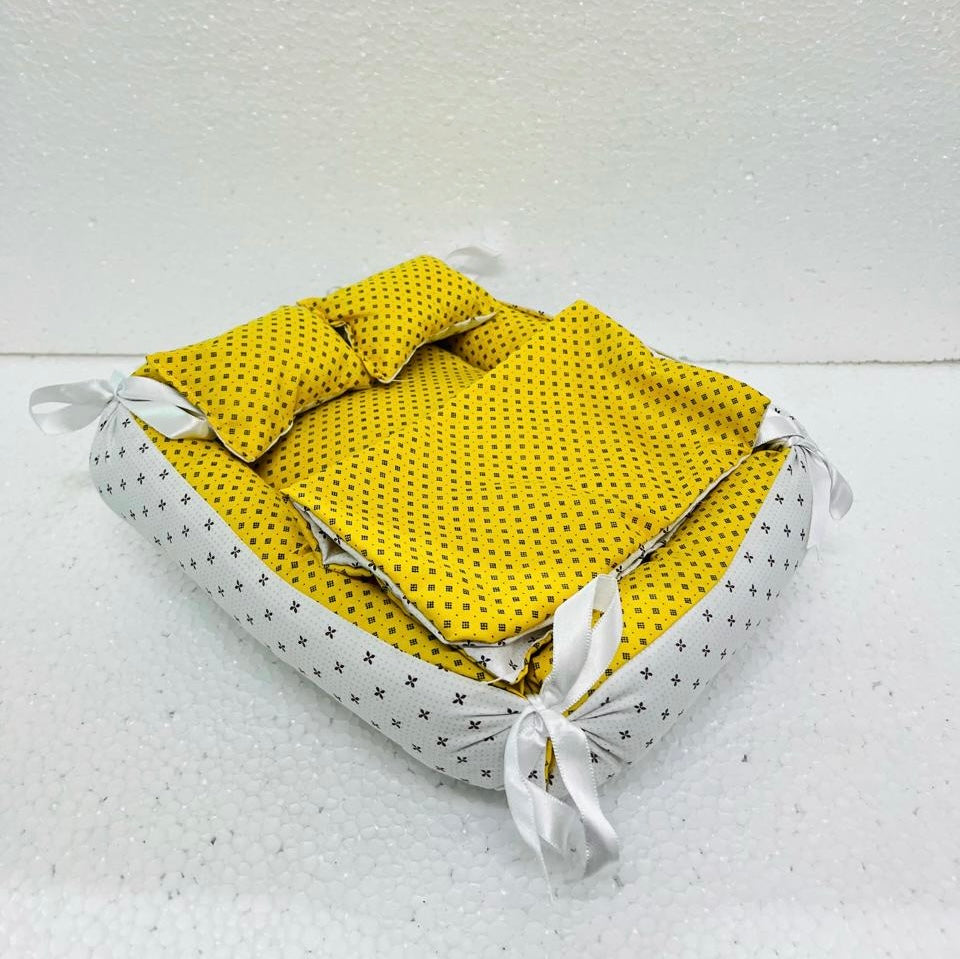 Laddu gopal summer premium Quality Square Bed/Bister With Pillow and Blanket ( random colour and print ) [Size 0 to 6 ]